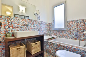 Douche, séchoir à cheveux, bidet, serviettes fournies