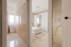 Shower, hair dryer, bidet, towels