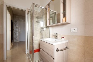 Dusche, Haartrockner, Bidet, Handtücher