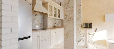 Microondas, placa de cocina, tostadora