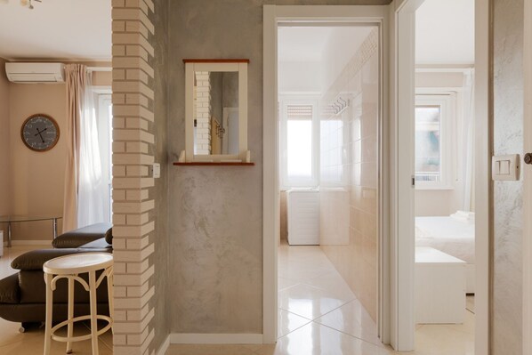 1 habitación, tabla de planchar con plancha, internet y ropa de cama