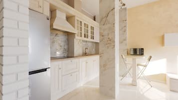 Réfrigérateur, micro-ondes, plaque de cuisson, bouilloire électrique