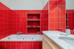 Dusj, hårføner, bidé og håndklær