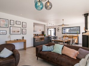 TV, fireplace