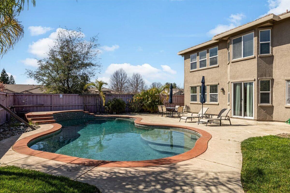 Lovely Spacious Home with Pool, Great Location, King Suite