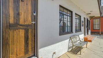 Pintu masuk properti