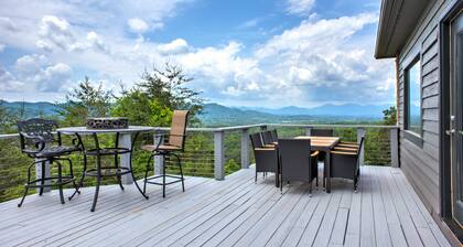 Judah Lodge Stunning views with a cozy indoor fireplace and outdoor fire pit