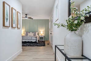 2 bedrooms, iron/ironing board, WiFi, bed sheets - Martinez Manor - Modern Home - Close to downtown (Martinez)