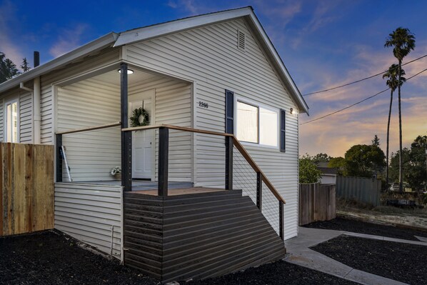 Exterior detail - Martinez Manor - Modern Home - Close to downtown (Martinez)