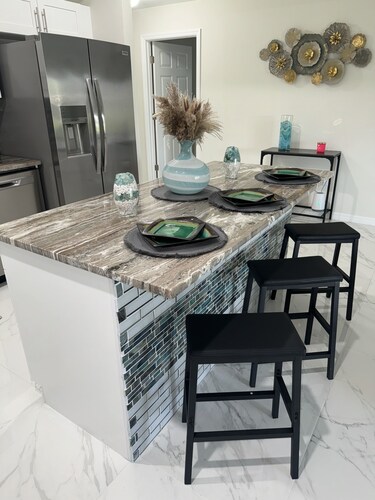 Vacation away from home....pet friendly. 35 mins from Ft. Myers Beach