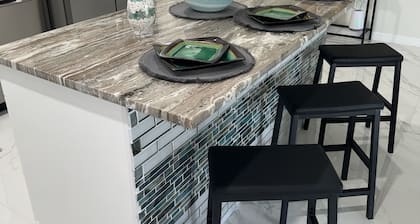 Vacation away from home....pet friendly. 35 mins from Ft. Myers Beach