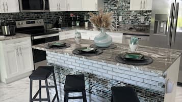 雪櫃、微波爐、焗爐、爐具