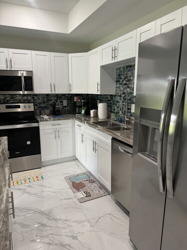 Vacation away from home....pet friendly. 35 mins from Ft. Myers Beach