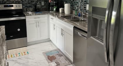 Vacation away from home....pet friendly. 35 mins from Ft. Myers Beach