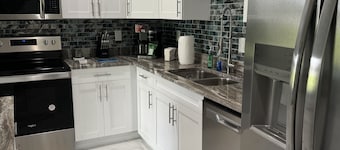 Vacation away from home....pet friendly. 35 mins from Ft. Myers Beach