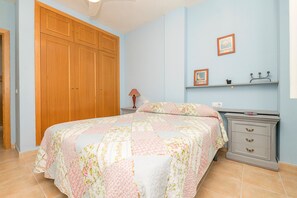 2 bedrooms, iron/ironing board, bed sheets
