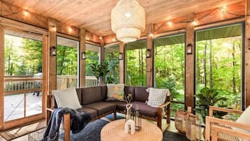 智能電視、壁爐、電子遊戲、書籍