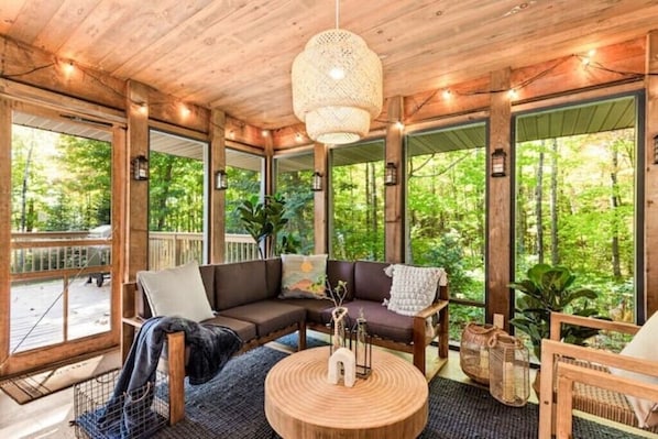 TV connectée, cheminée, jeux vidéo, livres