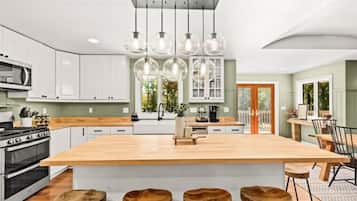 雪櫃、微波爐、焗爐、爐具