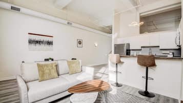 Apartamento Deluxe | Zona de estar | Smart TV de 43 pulgadas con canales digitales, además de Netflix, Hulu