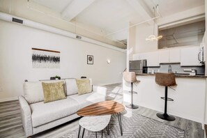 豪華公寓 | 起居區 | 43-吋智慧型電視、數位頻 道、Netflix、Hulu