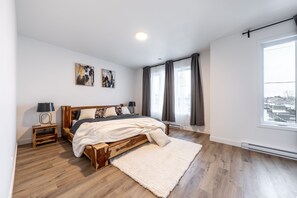 4 bedrooms, iron/ironing board, WiFi, bed sheets