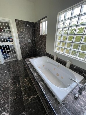 Hair dryer, towels - 4BDRM PRIVATE HOME IN QUIET RESIDENTIAL COMMUNITY 12 MIN FROM AIRPORT, 30 MIN TO BELIZE CITY (Ladyville)