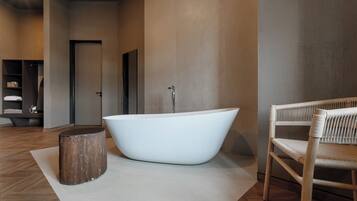 Chambre Double Deluxe, vue cour intérieure | Salle de bain | Douche à « effet pluie », articles de toilette de luxe, sÚche-cheveux