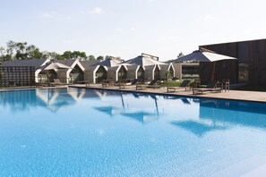Seasonal outdoor pool, pool umbrellas, pool loungers - Castel Mimi Wine Resort (Bulboaca)