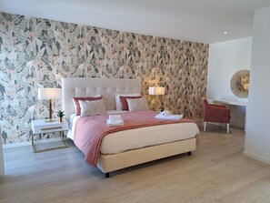 6 slaapkamers, een bureau, een strijkplank/strijkijzer, wifi