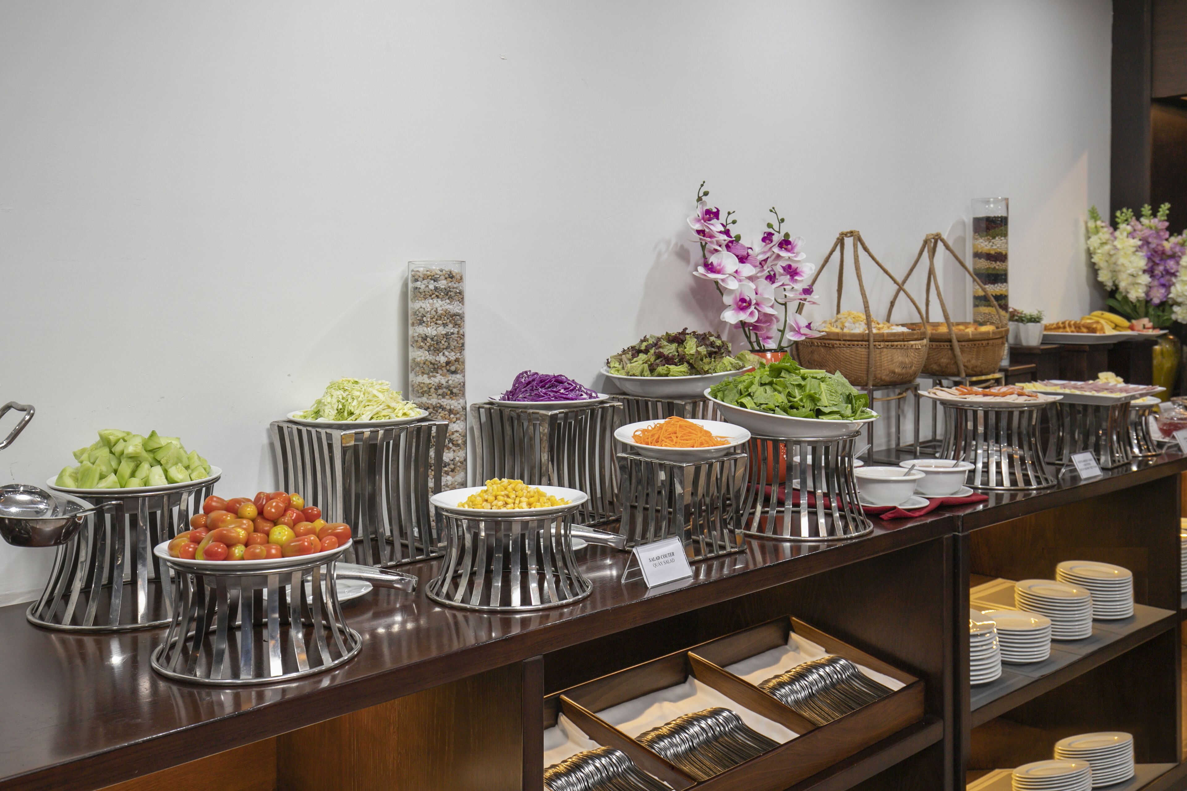 Un buffet proposant une variété de plats et d’ustensiles.