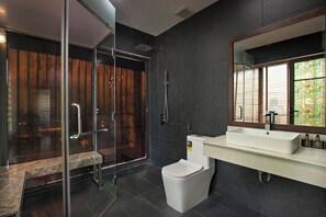 Presidential-studiosuite - havudsigt | Badeværelse | Designertoiletartikler, hårtørrer, badekåber, hjemmesko
