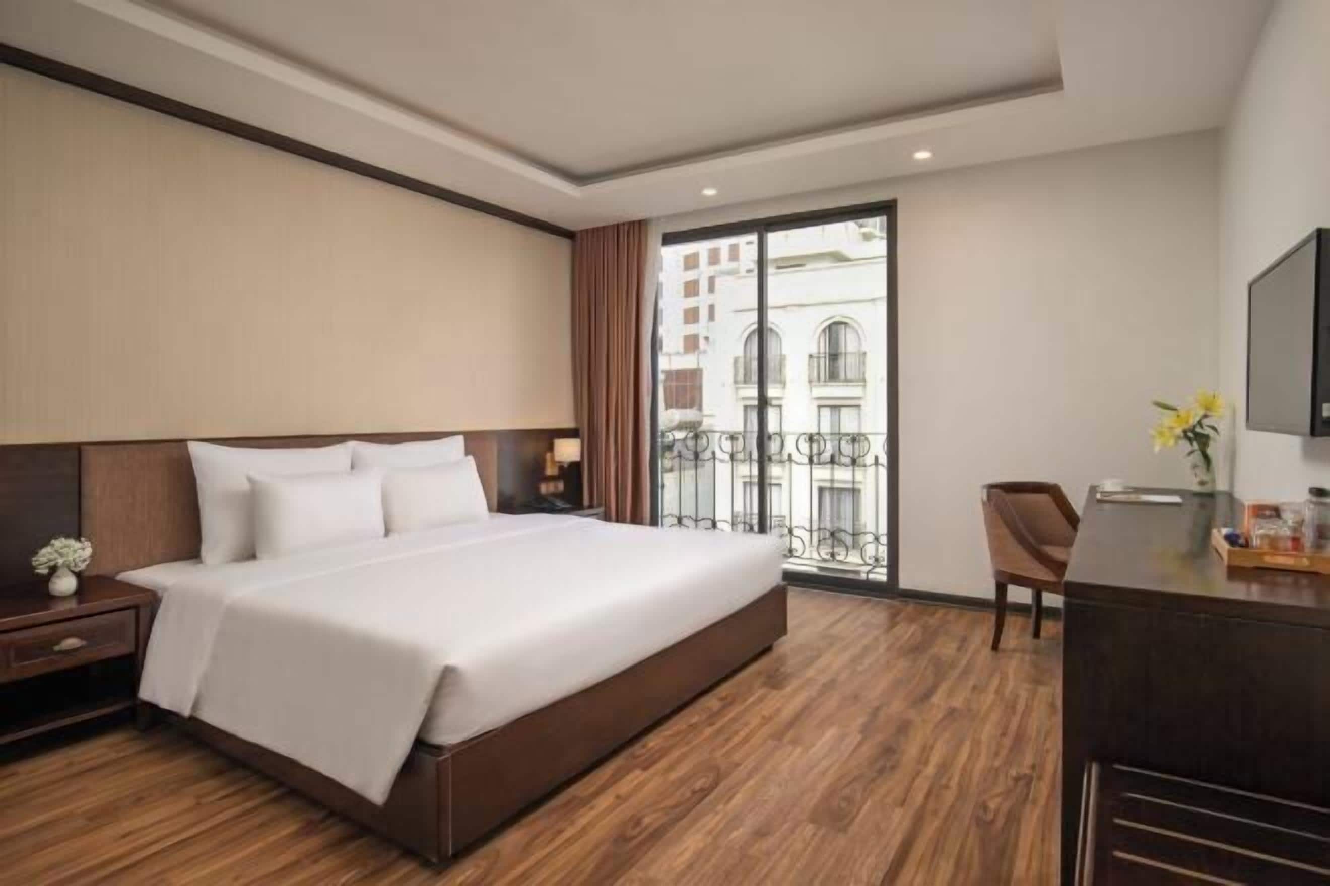 高級寝具、羽毛の掛け布団、低反発ベッド、ミニバー