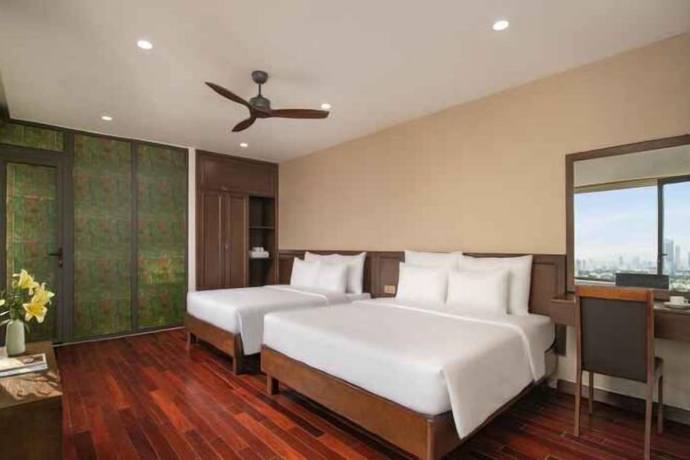 高級寝具、羽毛の掛け布団、低反発ベッド、ミニバー