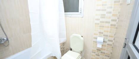 Designer toiletartikelen, een haardroger, een bidet, handdoeken