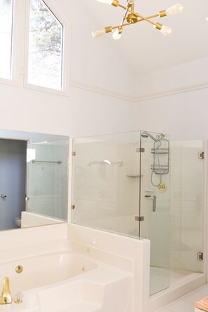 Shower, towels, toilet paper - MASTER'S TOURNAMENT RENTAL - GATED COMMUNITY - WHOLE HOUSE - 2 OWNER'S SUITES (Martinez)