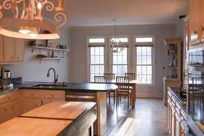 Mikrobølgeovn, ovn, kokeplater og oppvaskmaskin