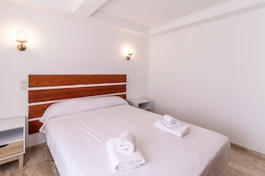 2 bedrooms, iron/ironing board, bed sheets