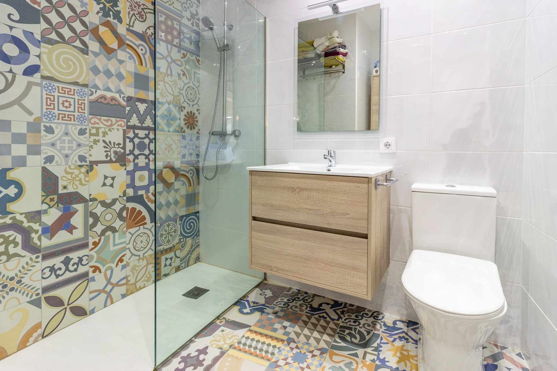 Un baño con ducha, lavamanos e inodoro.
