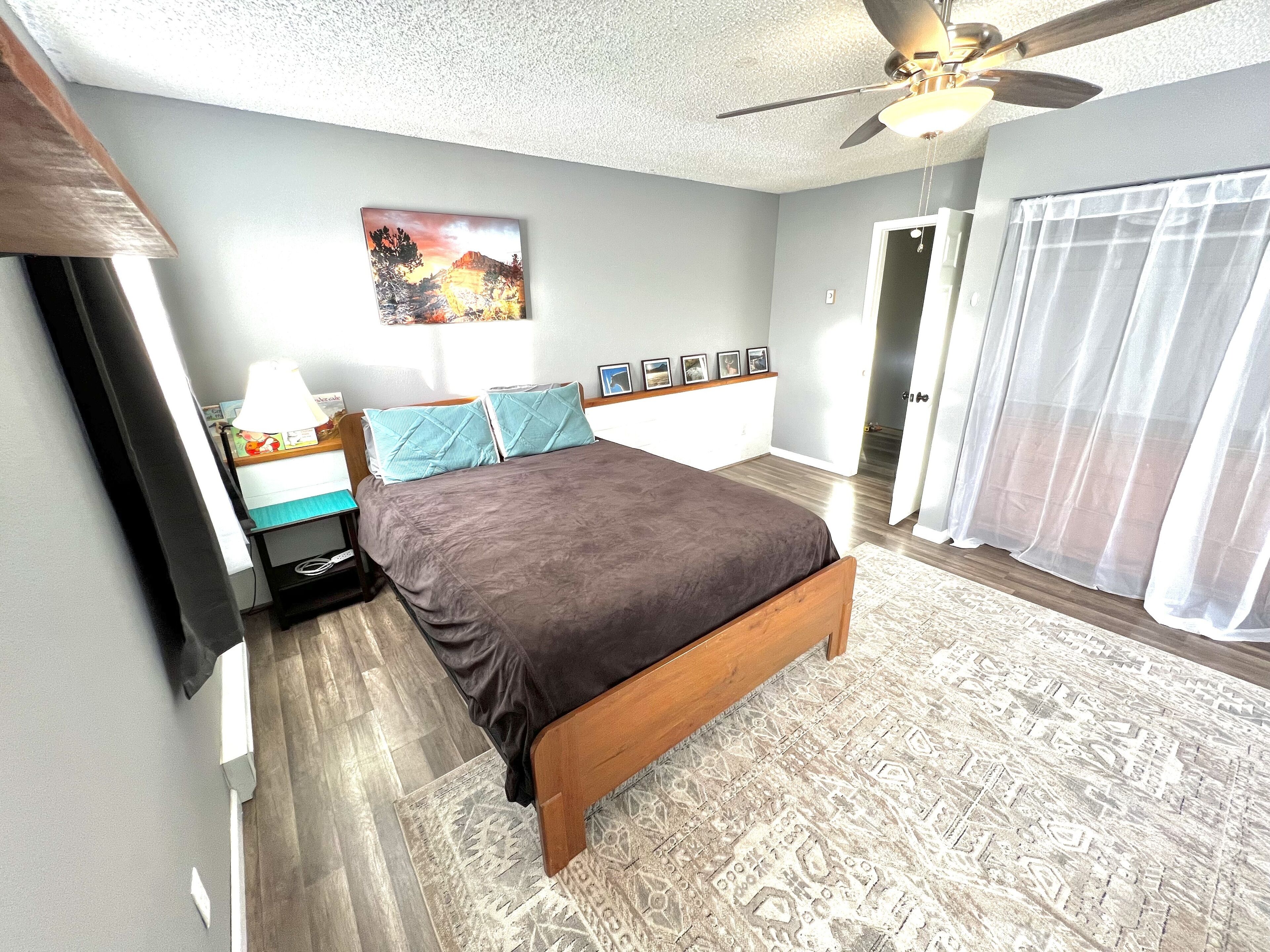 2 chambres, bureau, fer et planche à repasser, lit parapluie