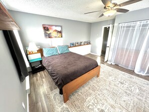 2 chambres, bureau, fer et planche à repasser, lit parapluie