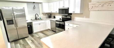Réfrigérateur, four à micro-ondes, un four, surface de cuisson