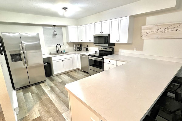 KĂŒhlschrank, Mikrowelle, Ofen, Herdplatte