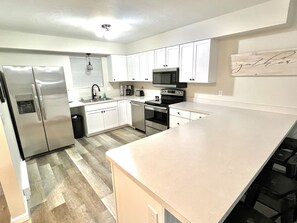 Réfrigérateur, micro-ondes, four, plaque de cuisson