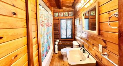 ☀Private Waterfront LogStyle Cottage With Lakeview!