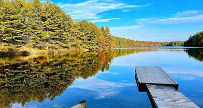 ☀Private Waterfront LogStyle Cottage With Lakeview!