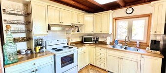 ☀Private Waterfront LogStyle Cottage With Lakeview!