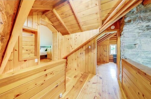 ☀Private Waterfront LogStyle Cottage With Lakeview!