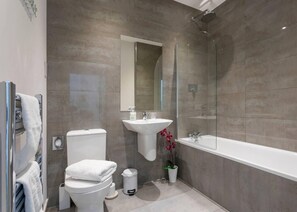 Shower, towels - Castle Haven Sleeps 2 with WiFi (Redhill)