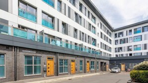 Un edificio moderno a più piani, con facciata lineare, ampie finestre e un ingresso ben visibile con la scritta "BISHOPS TERRACE".